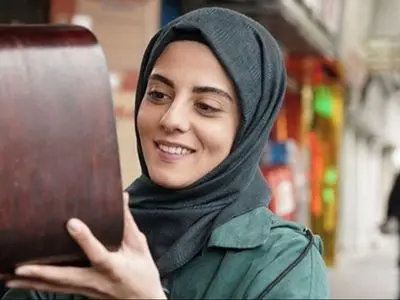 استایل پاییزی و زیبای مهسا طهماسبی با الهام از شب یلدا در پشت صحنه یک نمایش جلب توجه کرد