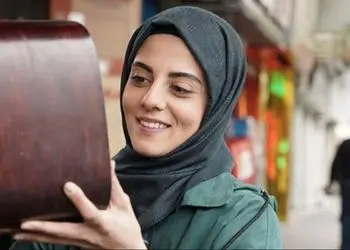 استایل پاییزی و زیبای مهسا طهماسبی با الهام از شب یلدا در پشت صحنه یک نمایش جلب توجه کرد