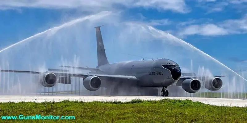 شستشوی هواپیماهای نظامی با ربات‌ها