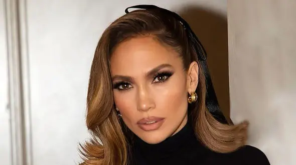 عکس لباس مشهور ایرانی بر تن جنیفر لوپز ! / بابا کرم تر از ایرانی ها !