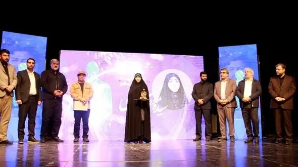 «سیده معصومه حسینی» چهره سال هنر انقلاب اسلامی در لرستان شد