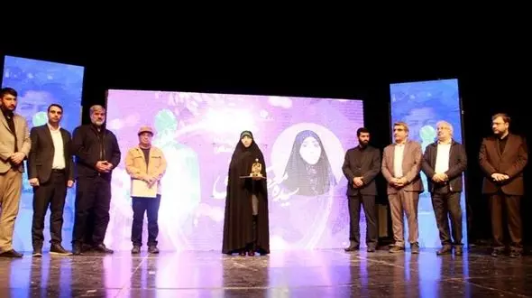 «سیده معصومه حسینی» چهره سال هنر انقلاب اسلامی در لرستان شد