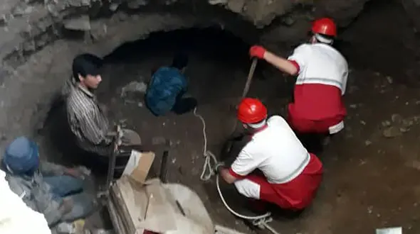 عکس / زمین فیروزکوه زن و مرد تهرانی را بلعید 