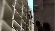 فیلم نجات راننده شجاع از خودوری معلق در ارتفاع 30 متری + تصاویر عملیات نجات