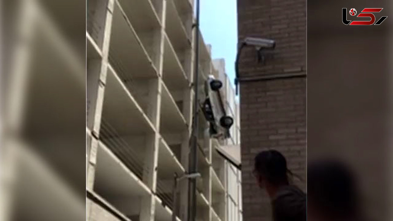 فیلم نجات راننده شجاع از خودوری معلق در ارتفاع 30 متری + تصاویر عملیات نجات
