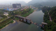 تخریب پل قدیمی و سقوط دو خودرو به رودخانه در چین+تصاویر