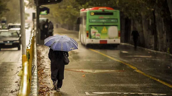 وضعیت هوای تهران امروز جمعه ۲۱ آذر ۱۴۰۴ + جدول پیش بینی ساعت‌ به‌ ساعت  تهران