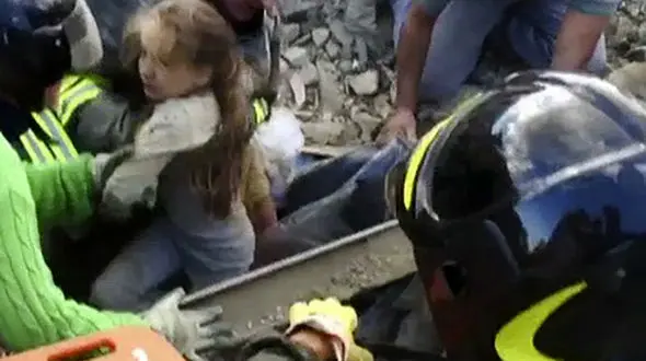 فیلم نجات دختر 10 ساله از زیر آوار بعداز ۱۷ ساعت + تصاویر