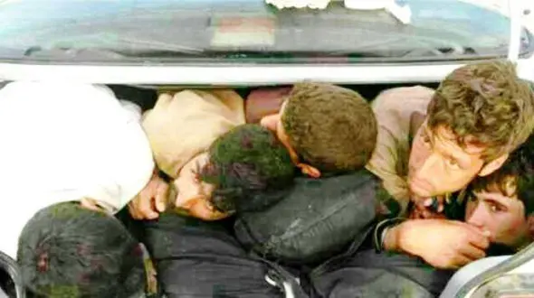 عکس جالب از جاسازی 5 مسافر قاچاق در صندوق عقب خوروی سواری