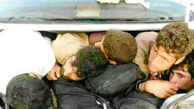 عکس جالب از جاسازی 5 مسافر قاچاق در صندوق عقب خوروی سواری