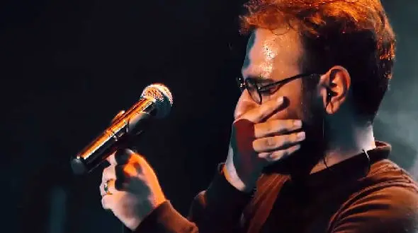 آواز عاشقانه؛ بغض و گریه امان آرمان گرشاسبی رو برید و نتونست بخونه مردم به جاش خوندن 