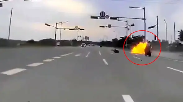 فیلم هولناک از جدال 2 موتور سوار با مرگ