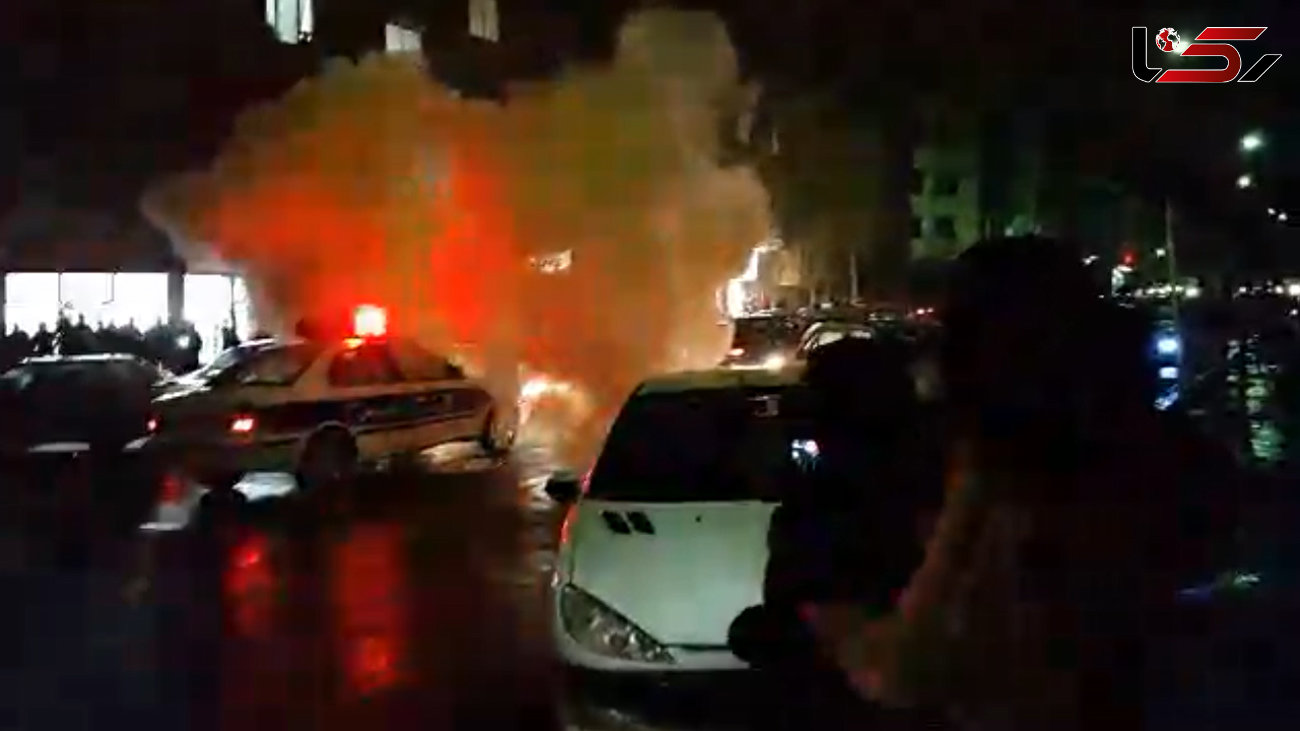 پرتاب ترقه انفجاری داخل خودروی پلیس راهور مشهد / سرهنگ و سرباز به بیمارستان انتقال یافتند +فیلم و عکس