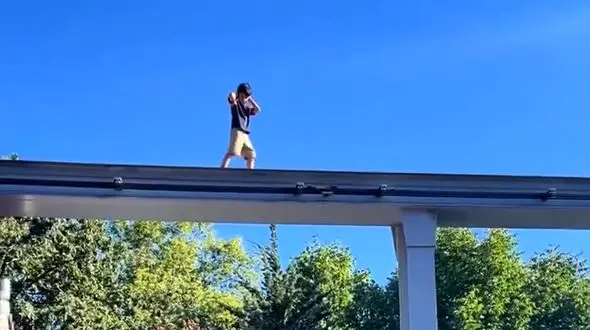  لحظات ترسناک در پارک / پسربچه‌ای بی‌احتیاط در ارتفاع خطرناک در حال بازی + فیلم