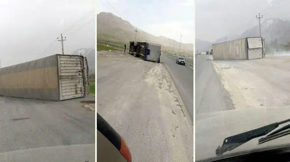 باد شدید در جاده ماکو تریلی های کانتینردار  را چپ کرد + عکس
