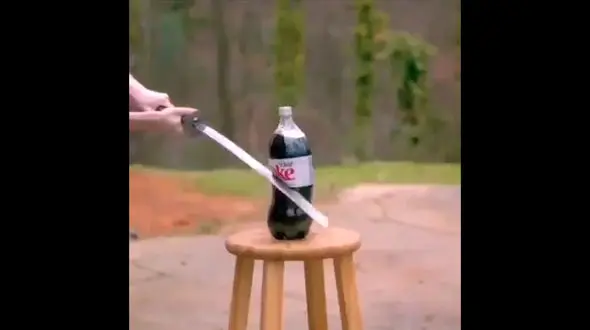 شمشیر خوردن یک بطری نوشابه / فیلم