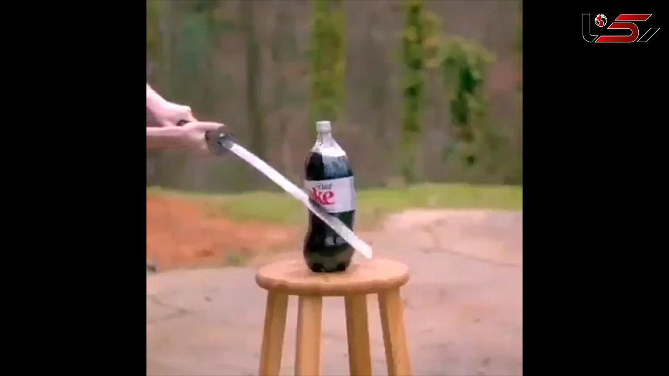 شمشیر خوردن یک بطری نوشابه / فیلم