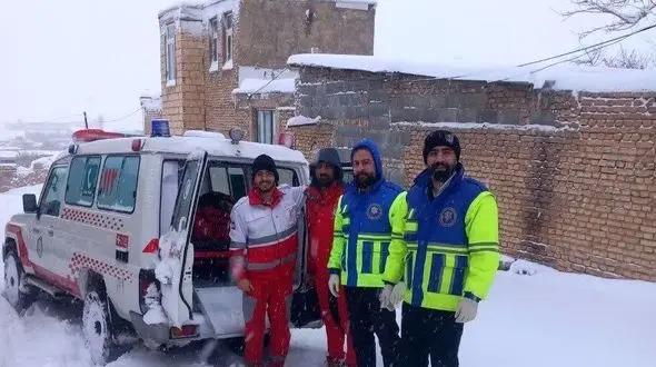 تولد نوزاد در محاصره برف و کولاک؛ عملیات ۴ ساعته هلال‌احمر برای نجات مادر باردار + عکس