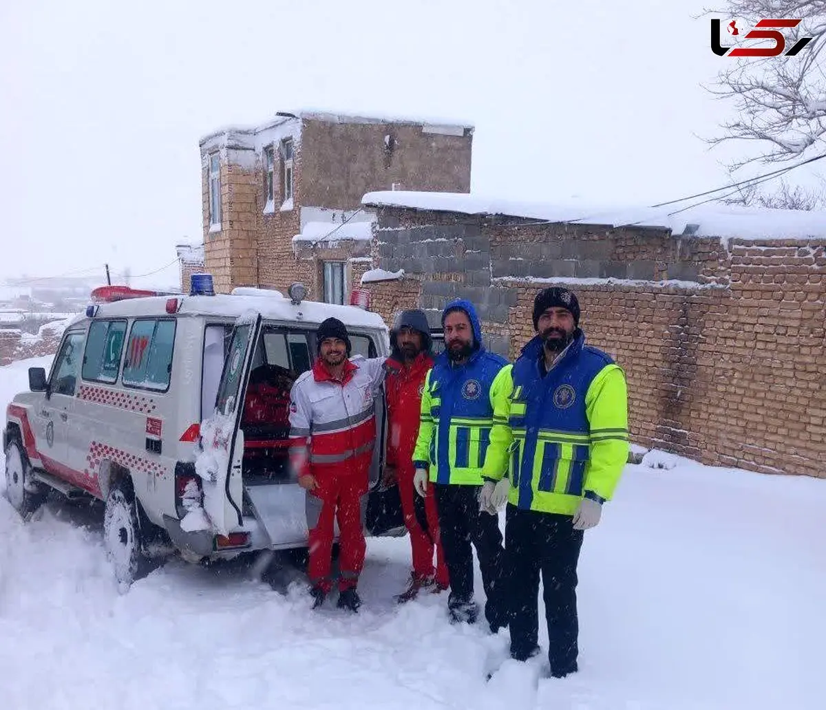 تولد نوزاد در محاصره برف و کولاک؛ عملیات ۴ ساعته هلال‌احمر برای نجات مادر باردار + عکس