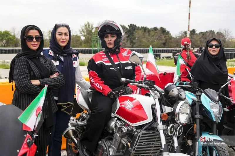  رژه موتوری خودرویی بانوان در پیست آزادی