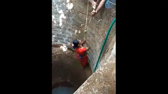 لحظه نجات یک سگ از چاه عمیق + فیلم