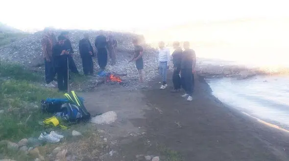 عکس کشف جسد جوان هلیلانی بعد از غرق شدگی در رودخانه 