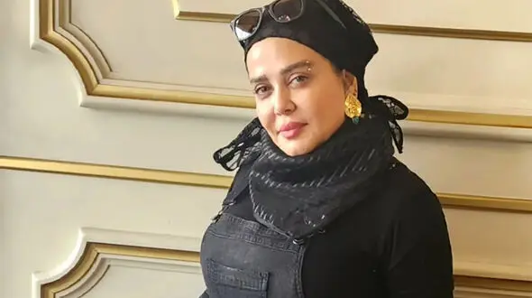 نگاهی به دکوراسیون شیک و هنری خانه بهاره رهنما / از کتابخانه بزرگ و تابلوهای هنری تا مبلمان مدرن و چشم انداز تماشایی