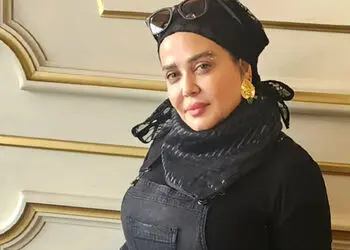 نگاهی به دکوراسیون شیک و هنری خانه بهاره رهنما / از کتابخانه بزرگ و تابلوهای هنری تا مبلمان مدرن و چشم انداز تماشایی