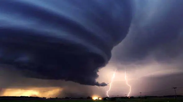 یورش گردباد دریایی به ساحل نشینان+فیلم و عکس