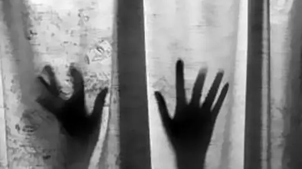بلای وحشتناکی که بر سر دختر 13 ساله در آمد / او نمی دانست چه کسی پشت در است