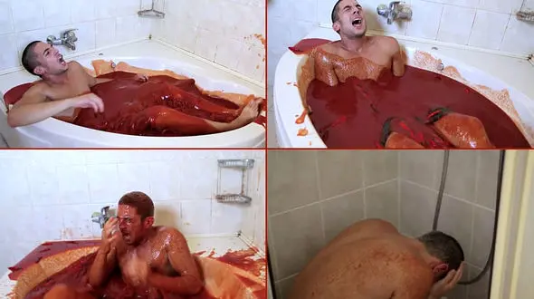 فیلم شیرین کاری  تند و تیز جوان در حمام +تصاویر