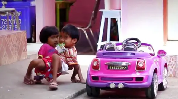 7 سال زندگی دو قلوهای به هم چسبیده  فقط با دو پا + فیلم