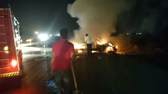 فیلم لحظه آتش گرفتن خودروی ال 90 با پنج سرنشین در جاده دزفول / این حادثه ساعت 21:30 امشب رخ داد + تصاویر