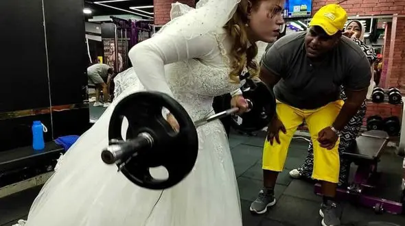 فیلم حیرت آور از وزنه برداری  عروس جذاب در روز ازدواج / همسرش هم شوکه شد!