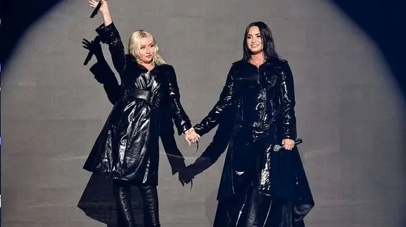 بیلبورد در دستان خواننده های معروف +عکس ها