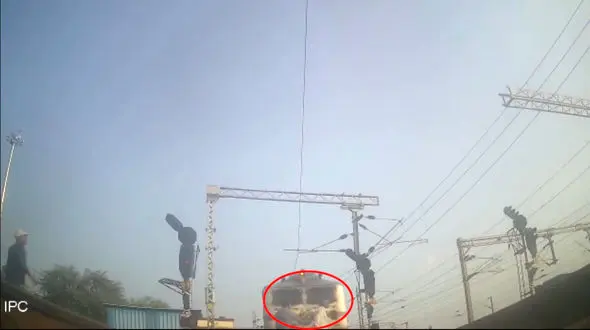 نجات جان مرد کم شنوا از تصادف مرگبار با قطار + فیلم 