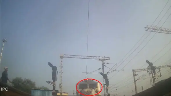 نجات جان مرد کم شنوا از تصادف مرگبار با قطار + فیلم 