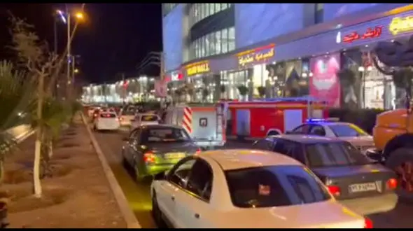 شیشه مجتمع تجاری پرند مال فرو ریخت / خطر مرگ از بیخ گوش مردم گذشت + فیلم