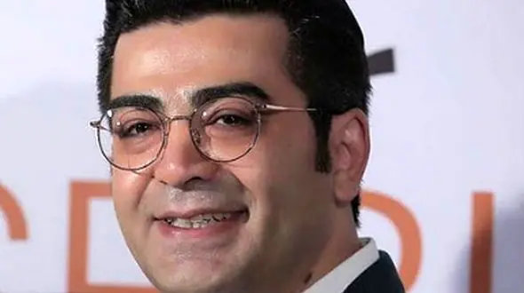 (ویدئو) شعرخوانی احساسی فرزاد حسنی برای مادر آسمانی‌اش در برنامه زنده /هوا خوبه تو هم خوبی...