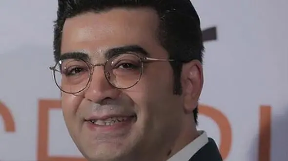 (ویدئو) شعرخوانی احساسی فرزاد حسنی برای مادر آسمانی‌اش در برنامه زنده /هوا خوبه تو هم خوبی...
