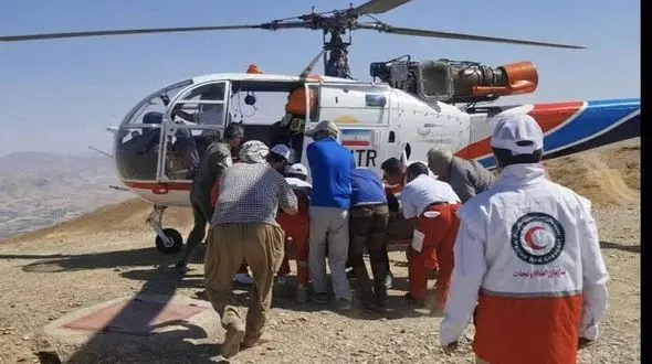 سوختن مرد فداکار هنگام آتش سوزی کردستان + فیلم انتقال به بیمارستان 