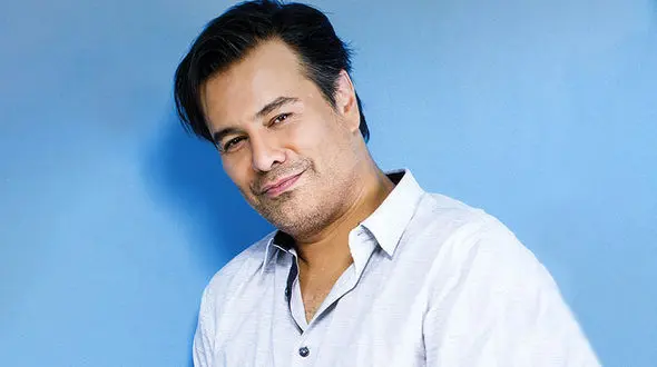 پیمان قاسم‌خانی و بادیگاردهای همراهش در یک مراسم رسمی