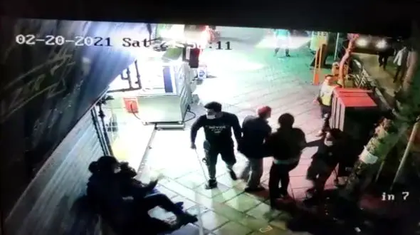 فیلم صحنه تاسفبار حمله اوباش چماق به دست به یک خانواده در رباط کریم / پلیس آنها را دستگیر کرد