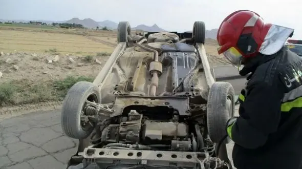 تصادف وحشتناک خودروی پژو با حاشیه اتوبان / یک نفر محبوس شد!