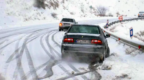 برف و کولاک در محورهای مواصلاتی آذربایجان غربی + فیلم