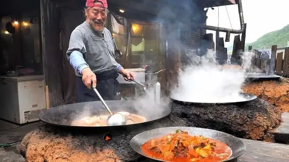 پخت مرغ کبابی، سوپ مرغ و مرغ سوخاری در کره + فیلم