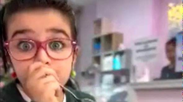 فیلم / بزرگتر و خوشگلتر شدن هانا پاک نیت زیباترین دختر ایران در انگلیس / نوه زیبای محمود پاک‌نیت بعد مهاجرت کتاب درسی انگلیسی رو مثل بلبل می خونه ....