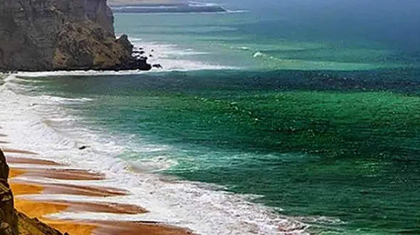 سواحل صخره ای چابهار هر گردشگری را میخکوب می کند + فیلم