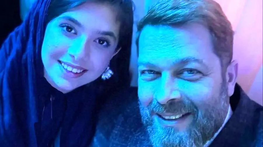 نگاهی به خانه و زندگی پژمان بازغی با سلیقه دخترانه نفس بازغی / پدر و دختر با این رنگ هارمونی تغییر دکوراسیون دادند / از پرده ها و مبلمان خوشرنگ تا گلیم دیواری قرمز گلی و لوستر عتیقه عهد بوقی