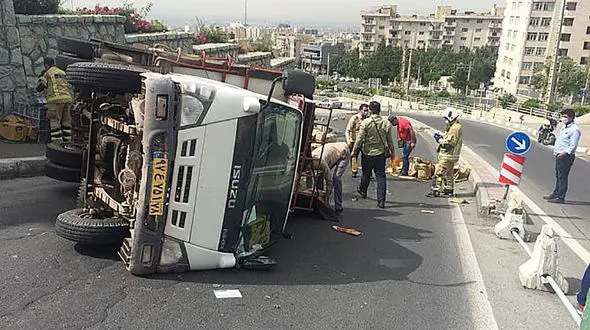 واژگونی کامیونت حامل روغن در سراشیبی خیابان